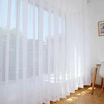 Rideau blanc élégant pour salon, parfait pour une ambiance lumineuse et aérée. Idéal pour filtrer la lumière naturelle tout en préservant l'intimité de votre espace de vie. Design moderne adapté à tout type de décoration intérieure. Accessoire décoratif indispensable pour embellir vos fenêtres.