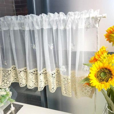 Rideau de cuisine élégant avec broderies délicates, idéal pour apporter une touche de charme à votre intérieur. Sa bordure à motifs floraux ajoute une ambiance chaleureuse et sophistiquée à n'importe quelle pièce. Parfait pour des fenêtres de cuisine, offrant à la fois intimité et esthétique raffinée.