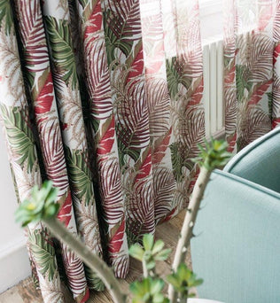 Rideaux à motif tropical avec feuilles vertes et rouges, idéal pour ajouter une touche exotique à votre intérieur. Ces rideaux élégants et colorés s'intègrent parfaitement dans un salon moderne ou une chambre inspirée par la nature. Transformez votre espace avec ce design vibrant et captivant.