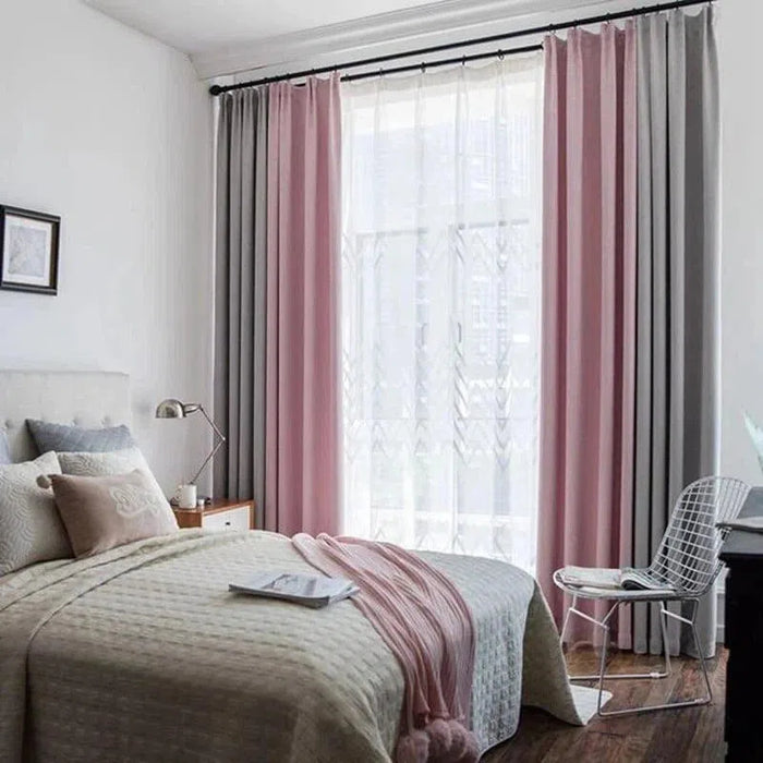 Chambre moderne avec rideaux élégants en gris et rose, créant une ambiance chaleureuse et apaisante. Idéal pour optimiser la lumière naturelle tout en ajoutant une touche de style à votre espace. Convient parfaitement à un décor contemporain et raffiné.