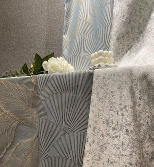 Tissu décoratif raffiné avec motifs élégants de coquillages et de feuilles en relief. Idéal pour des projets de décoration intérieure sophistiquée. Ce design luxueux transforme n'importe quel espace en un lieu chic et accueillant. Parfait pour rideaux, nappes ou housses de coussin, ce tissu ajoute une touche de classe et de modernité à votre intérieur. Découvrez notre sélection exclusive pour une ambiance unique et personnalisée.