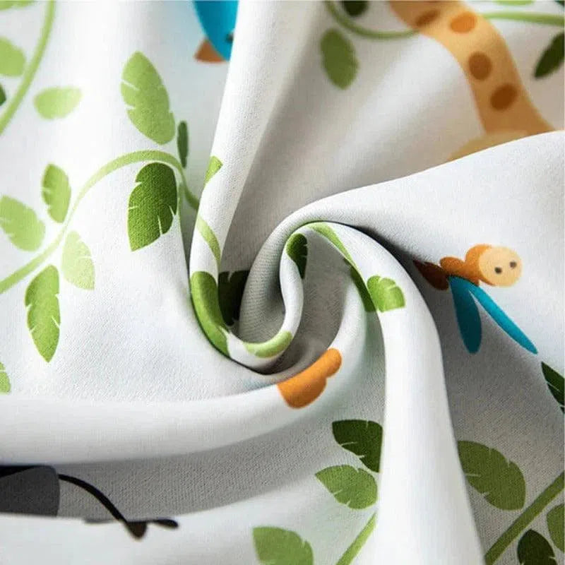 Motif coloré avec des animaux et des feuilles sur tissu drapé. Design ludique et naturel parfait pour chambre d'enfant ou décoration intérieure vivante.