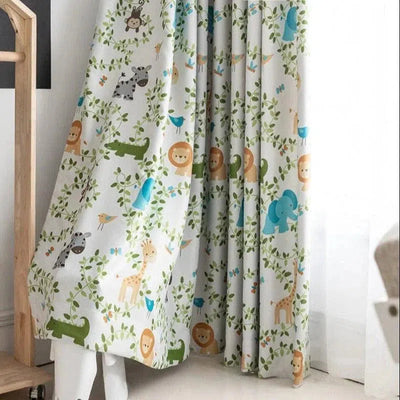Rideau pour chambre d'enfant avec motif jungle, présentant des animaux colorés et amusants sur un fond clair. Idéal pour créer une ambiance ludique et apaisante dans la chambre des petits. Ce rideau aux illustrations de lions, éléphants et girafes est parfait pour ajouter une touche de fantaisie et de couleur à la décoration intérieure. Facile à installer, il s'adapte à toutes les fenêtres standards des chambres d'enfants.