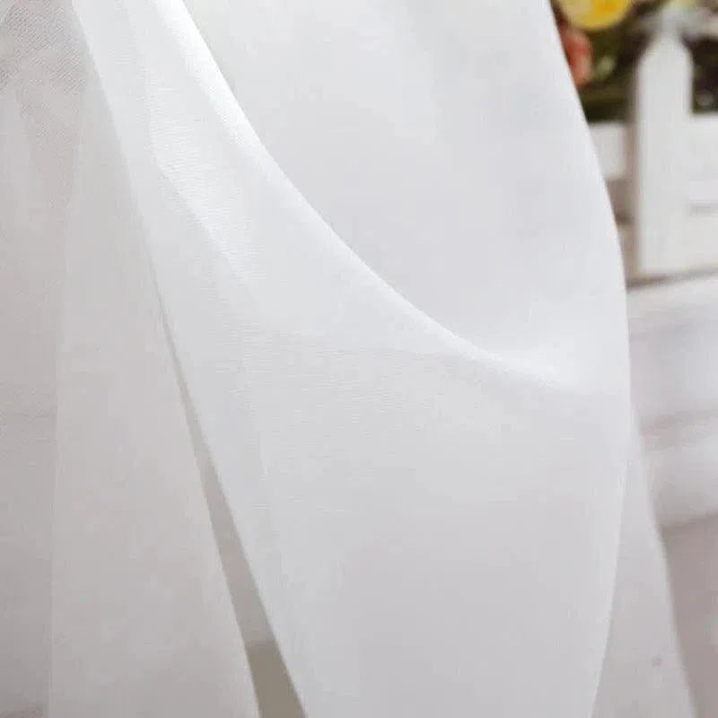 Voilage blanc élégant pour une décoration intérieure moderne et épurée. Ce rideau translucide apporte une touche de luminosité naturelle à votre pièce tout en préservant votre intimité. Idéal pour le salon, la chambre ou tout autre espace nécessitant un accent décoratif subtile. Facile à installer et à entretenir, il s'intègre parfaitement dans divers styles de décoration.