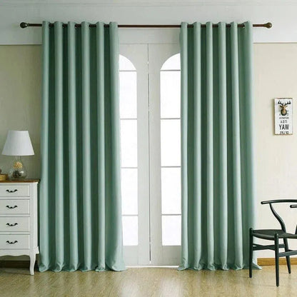 Rideaux élégants de couleur vert clair pour décoration intérieure, installés dans un salon lumineux, complètent élégamment une baie vitrée, apportant une touche moderne et harmonieuse à l'espace. Accessoires parfaits pour personnaliser et rafraîchir votre intérieur avec style.