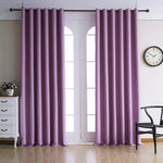 Rideau violet accroché à une tringle dans un salon moderne, avec sol en bois clair et mobilier épuré, idéal pour ajouter une touche élégante et contemporaine à votre décoration intérieure.