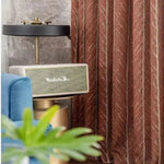 Rideau élégant marron avec motif à chevrons, idéal pour ajouter une touche moderne à votre salon. Accessoire de décoration intérieure, il se marie parfaitement avec des meubles contemporains et des accessoires design. Créez une ambiance chaleureuse tout en contrôlant la lumière.