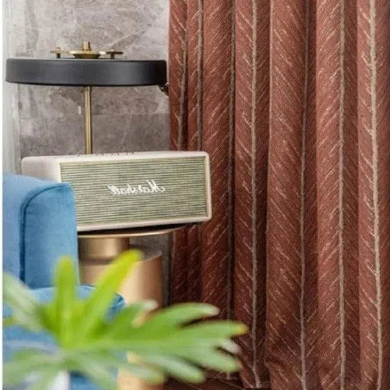 Rideau élégant marron avec motif à chevrons, idéal pour ajouter une touche moderne à votre salon. Accessoire de décoration intérieure, il se marie parfaitement avec des meubles contemporains et des accessoires design. Créez une ambiance chaleureuse tout en contrôlant la lumière.