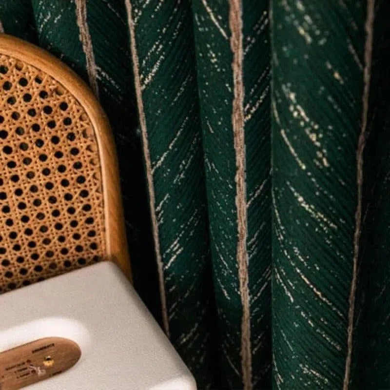 Rideau vert foncé avec motifs modernes, parfait pour ajouter une touche élégante à votre intérieur. Idéal pour salon ou chambre, se marie bien avec un mobilier en bois naturel pour un style chaleureux et accueillant.