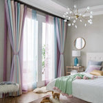 Chambre élégante et lumineuse avec une décoration intérieure moderne et apaisante, dotée de rideaux multicolores et d'un lustre design. Un petit chien est couché sur le sol, ajoutant une touche chaleureuse à cet espace accueillant. Atmosphère parfaite pour la détente et le confort, idéal pour une inspiration déco chic et contemporaine.