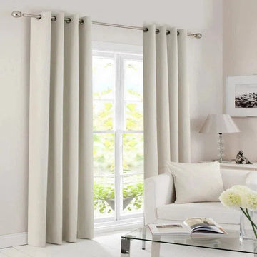 Rideaux élégants pour salon moderne, offrant une ambiance lumineuse et épurée. Parfaits pour une décoration intérieure contemporaine, ces rideaux ajoutent une touche de sophistication à votre espace de vie. Idéals pour une fenêtre de grande taille, ils complètent parfaitement un ameublement minimaliste.
