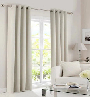 Rideaux élégants pour salon moderne, offrant une ambiance lumineuse et épurée. Parfaits pour une décoration intérieure contemporaine, ces rideaux ajoutent une touche de sophistication à votre espace de vie. Idéals pour une fenêtre de grande taille, ils complètent parfaitement un ameublement minimaliste.