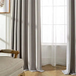 Rideaux élégants gris pour salon, apportant une ambiance moderne et raffinée. Accessoire décoratif idéal pour tamiser la lumière tout en ajoutant une touche de sophistication à votre intérieur. Parfait pour un style contemporain et chaleureux.