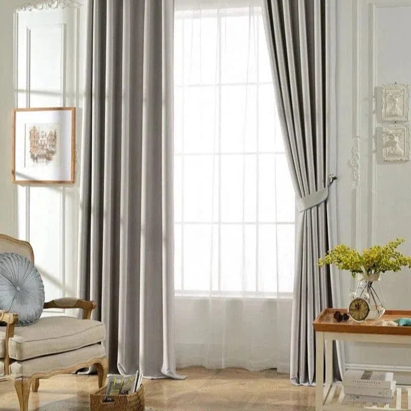 Rideaux élégants gris pour salon, apportant une touche moderne et raffinée à tout espace intérieur, créant une ambiance sophistiquée et chaleureuse. Idéal pour la décoration de fenêtres, offrant intimité et style. Parfait complément pour un intérieur harmonieux.