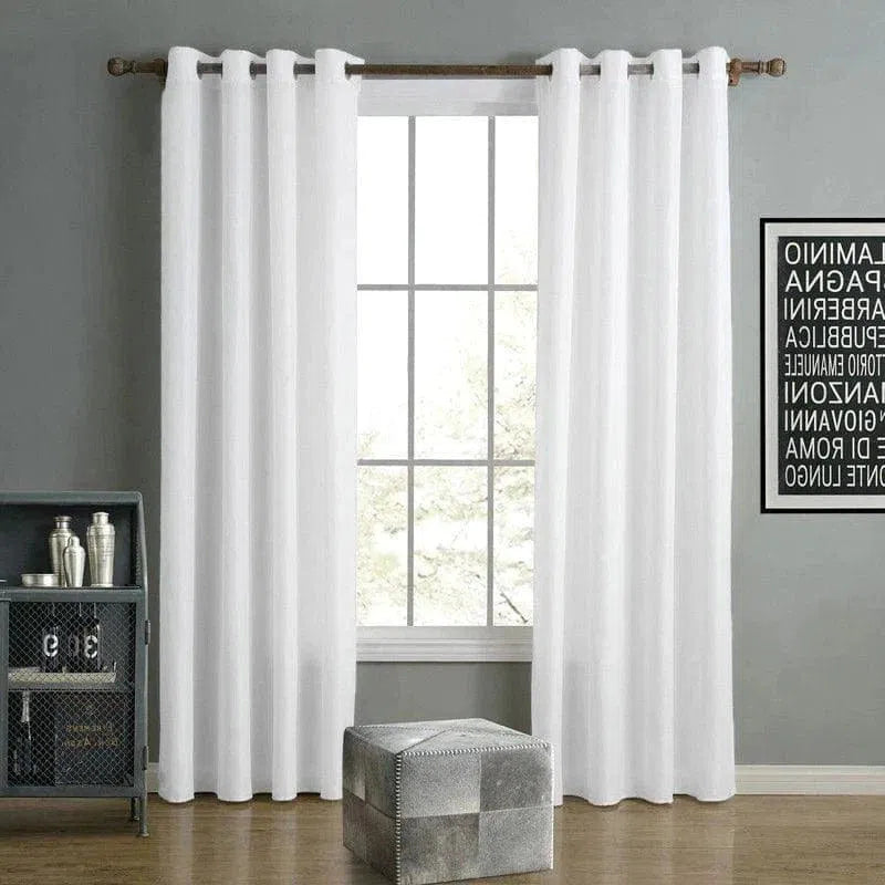Rideaux blancs élégants pour salon, accrochés à une tringle marron, embellissent une pièce moderne avec parquet élégant. Fenêtre lumineuse laissant entrer la lumière naturelle, ajoutant une touche lumineuse. Pouf décoratif et mobilier industriel en arrière-plan pour un style contemporain.