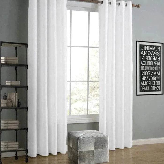 Rideaux blancs élégants pour salon lumineux, accompagnés d'un pouf moderne. Décoration intérieure contemporaine avec étagère industrielle et tableau mural. Idéal pour embellir vos fenêtres et apporter une touche chic à votre espace de vie.