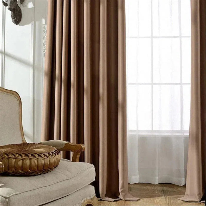 Rideaux élégants marron pour salon moderne, offrant une ambiance chaleureuse et chic. Ces rideaux encadrent magnifiquement une grande fenêtre, ajoutant une touche de sophistication à votre espace intérieur. Idéal pour contrôler la luminosité tout en maintenant l'intimité de votre foyer.