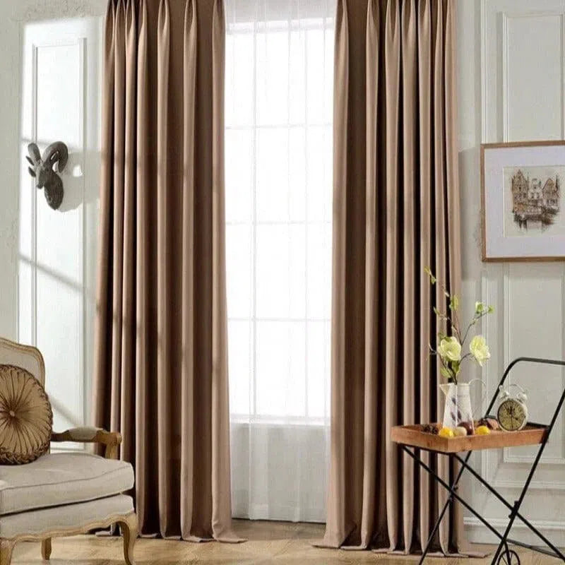 Rideaux élégants beige pour salon, ajoutant une touche chaleureuse et sophistiquée à votre espace intérieur. Conçus pour s'harmoniser avec divers styles de décoration, ces rideaux offrent à la fois intimité et esthétisme. Idéal pour embellir votre séjour ou chambre à coucher.