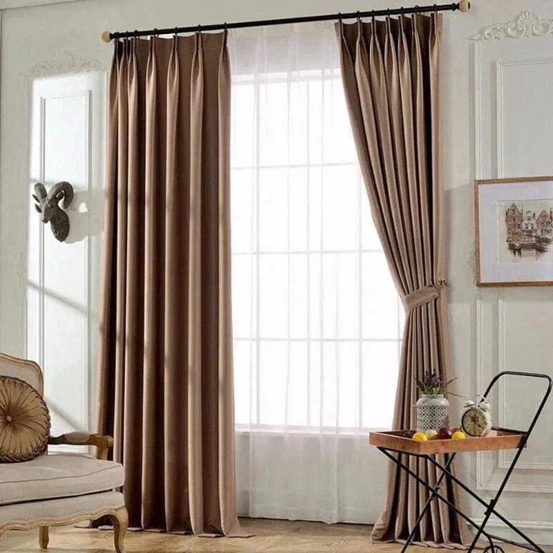 Rideaux élégants de couleur marron pour un salon moderne, apportant une touche de sophistication à la décoration intérieure. Parfaits pour contrôler la lumière et créer une ambiance chaleureuse, ces rideaux ajoutent du caractère à la pièce. Idéal pour habiller les grandes fenêtres, ce modèle combine style et fonctionnalité dans un environnement contemporain.