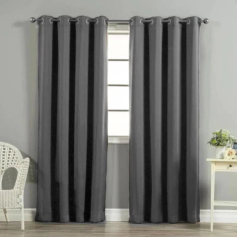 Rideaux gris modernes avec œillets, parfaits pour la décoration intérieure contemporaine. Idéal pour bloquer la lumière, ces doubles rideaux ajoutent une touche élégante à votre salon ou chambre à coucher. Leur design simple et chic s'harmonise avec divers styles d'intérieur.