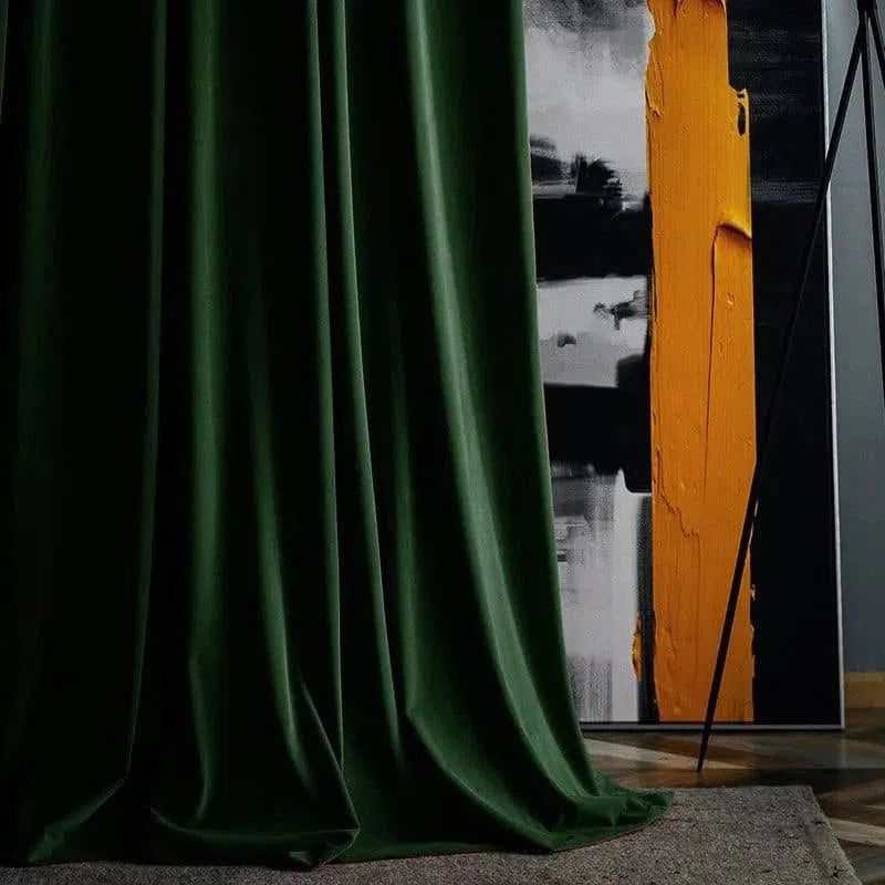 Rideau vert élégant dans un intérieur contemporain avec un tableau abstrait aux touches de jaune et noir en arrière-plan. Idéal pour ajouter une touche de sophistication et de modernité à votre décoration intérieure.