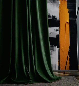 Rideau vert élégant dans un intérieur contemporain avec un tableau abstrait aux touches de jaune et noir en arrière-plan. Idéal pour ajouter une touche de sophistication et de modernité à votre décoration intérieure.