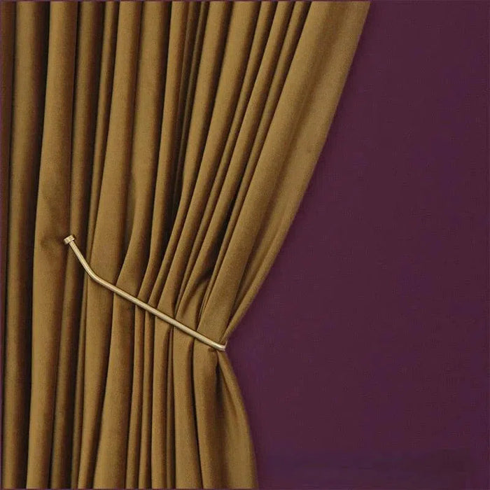 Rideau élégant beige avec embrasse dorée, design raffiné pour une décoration intérieure moderne, idéal pour salon ou chambre, ajoutant une touche de sophistication et de style à votre espace de vie.