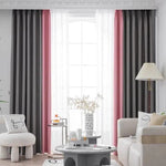 Rideaux élégants pour salon moderne avec une combinaison de couleurs grises et roses, créant une ambiance chaleureuse et accueillante. Décoration intérieure raffinée avec fauteuil confortable, lampe sur pied et tables basses design. Parfait pour ajouter une touche contemporaine à votre espace de vie.
