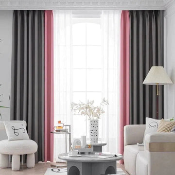 Rideaux élégants pour salon moderne avec une combinaison de couleurs grises et roses, créant une ambiance chaleureuse et accueillante. Décoration intérieure raffinée avec fauteuil confortable, lampe sur pied et tables basses design. Parfait pour ajouter une touche contemporaine à votre espace de vie.