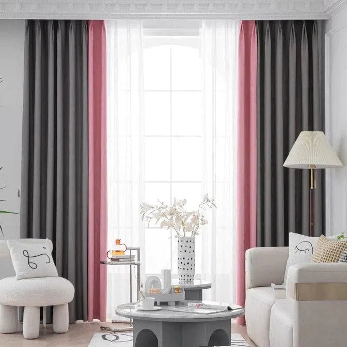 Rideaux élégants pour salon moderne avec une combinaison de couleurs grises et roses, créant une ambiance chaleureuse et accueillante. Décoration intérieure raffinée avec fauteuil confortable, lampe sur pied et tables basses design. Parfait pour ajouter une touche contemporaine à votre espace de vie.