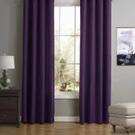 Rideaux violets en décoration d'intérieur élégante, cadeaux devant une grande fenêtre dans un salon moderne avec murs gris, mettant en valeur une lampe sur une table de chevet et un fauteuil confortable, créant une atmosphère chaleureuse et sophistiquée.