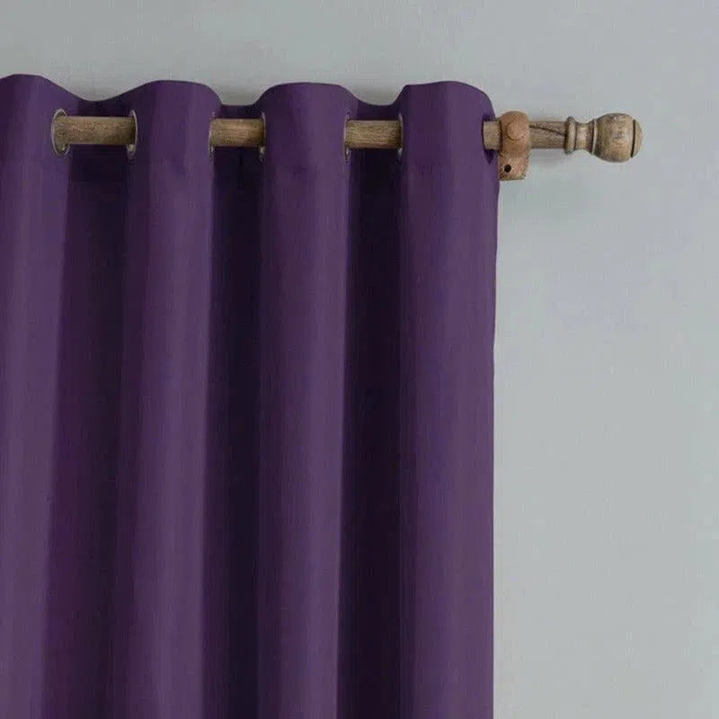Rideau occultant violet suspendu à une tringle en bois, idéal pour décorer votre intérieur et contrôler la luminosité dans une pièce. Convient parfaitement aux salons et chambres à coucher pour ajouter une touche moderne et élégante à votre décoration.