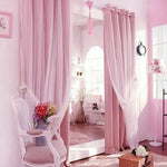 Rideau rose élégant pour chambre à coucher, créant une atmosphère romantique et apaisante. Idéal pour une décoration intérieure féminine et moderne, offrant une touche de douceur et de style. Parfait pour filtrer la lumière tout en ajoutant une touche de couleur subtile à votre pièce. Accessoire déco essentiel pour un espace chaleureux et accueillant.