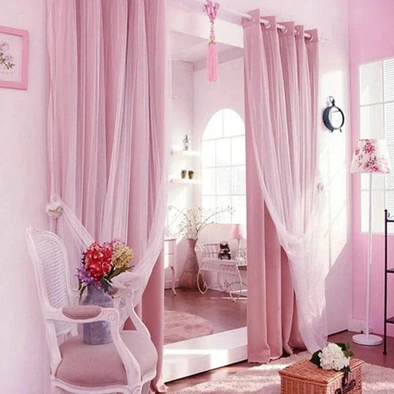 Rideau rose élégant pour chambre à coucher, créant une atmosphère romantique et apaisante. Idéal pour une décoration intérieure féminine et moderne, offrant une touche de douceur et de style. Parfait pour filtrer la lumière tout en ajoutant une touche de couleur subtile à votre pièce. Accessoire déco essentiel pour un espace chaleureux et accueillant.