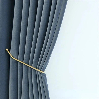 Rideau bleu élégant avec embrasse dorée, design contemporain parfait pour salon moderne. Ajoute une touche chic à votre intérieur tout en offrant une belle gestion de la lumière. Accessoire idéal pour décoration de fenêtre sophistiquée.