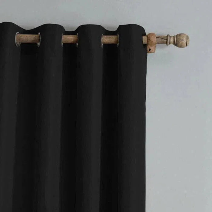 Rideau opaque noir avec œillets, idéal pour une chambre ou un salon. Ce design élégant apporte intimité et style à votre intérieur. La tringle en bois ajoute une touche naturelle et chaleureuse. Facile à installer, ce rideau est parfait pour créer une ambiance contemporaine et sobre. Adapté pour réduire la lumière et améliorer l'isolation thermique de votre pièce.