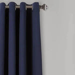 Rideau de couleur sombre sur tringle argentée installé dans un intérieur moderne. Idéal pour ajouter une touche élégante et sophistiquée à votre décoration de fenêtre. Parfait pour les chambres, salons ou bureaux nécessitant une ambiance chaleureuse. Solution pratique pour contrôler la luminosité et préserver l'intimité de votre espace.