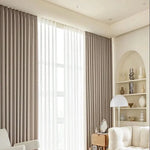 Rideaux élégants pour salon moderne, apportant une touche de sophistication et de chaleur à votre intérieur. Parfaits pour filtrer la lumière et créer une ambiance cosy, ces rideaux s'intègrent harmonieusement dans un décor contemporain. Profitez d'une décoration raffinée et d'un confort visuel optimal grâce à ces habillages de fenêtre tendance.
