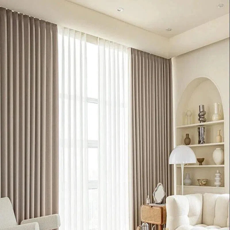 Rideaux élégants pour salon moderne, apportant une touche de sophistication et de chaleur à votre intérieur. Parfaits pour filtrer la lumière et créer une ambiance cosy, ces rideaux s'intègrent harmonieusement dans un décor contemporain. Profitez d'une décoration raffinée et d'un confort visuel optimal grâce à ces habillages de fenêtre tendance.