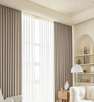 Rideaux élégants pour salon moderne, apportant une touche de sophistication et de chaleur à votre intérieur. Parfaits pour filtrer la lumière et créer une ambiance cosy, ces rideaux s'intègrent harmonieusement dans un décor contemporain. Profitez d'une décoration raffinée et d'un confort visuel optimal grâce à ces habillages de fenêtre tendance.