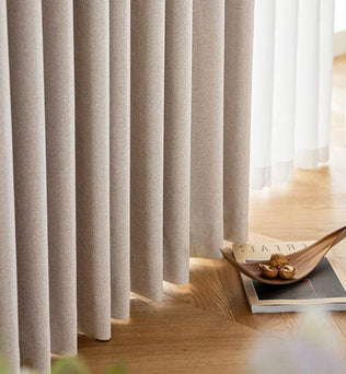 Rideaux élégants pour intérieur moderne, offrant une ambiance apaisante et chaleureuse. Style épuré et chic, idéal pour décorer votre salon ou votre chambre. Créez une atmosphère intime avec ces rideaux contemporains qui s'adaptent parfaitement à tout espace de vie.