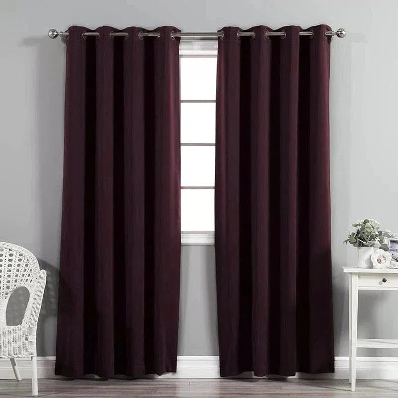 Rideaux opaques élégants de couleur bordeaux, parfaits pour embellir votre salon ou chambre. Design moderne à œillets pour une installation facile. Optimisez votre espace intérieur avec ces rideaux qui bloquent efficacement la lumière. Idéal pour créer une ambiance chaleureuse et accueillante. Accessoire décoratif incontournable pour toute maison contemporaine.