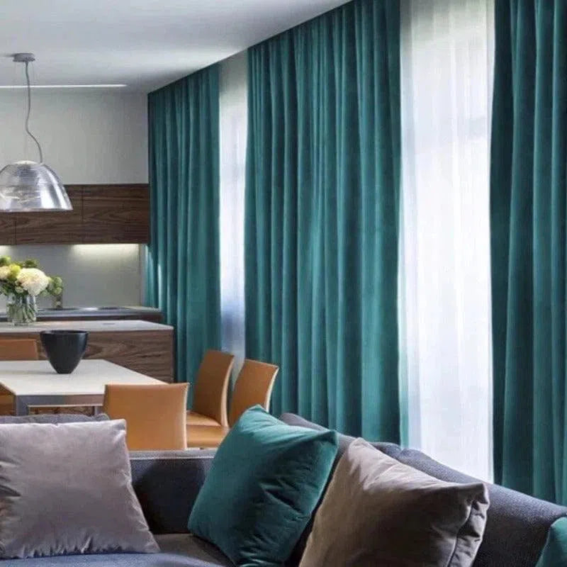 Rideaux élégants de couleur bleue dans un salon moderne avec décoration raffinée, complétant un espace de vie chic et accueillant. Idéal pour ajouter une touche de sophistication à votre intérieur.