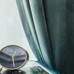 Réveil rond moderne posé sur une table près de rideaux élégants, ajoutant une touche de sophistication à la décoration intérieure. Accessoire parfait pour une chambre ou un salon chic.