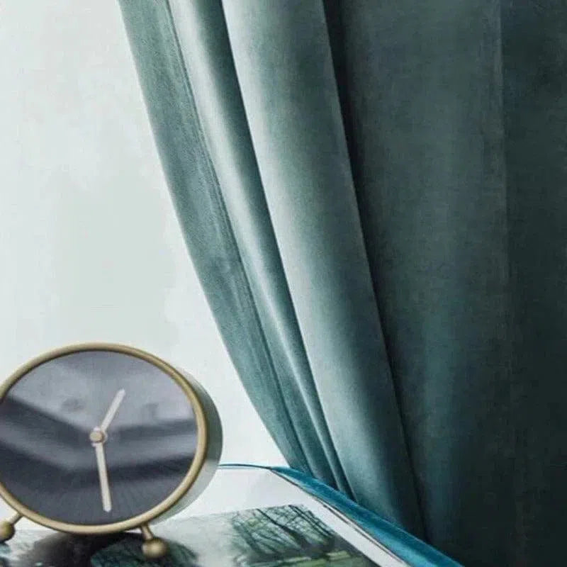 Réveil rond moderne posé sur une table près de rideaux élégants, ajoutant une touche de sophistication à la décoration intérieure. Accessoire parfait pour une chambre ou un salon chic.