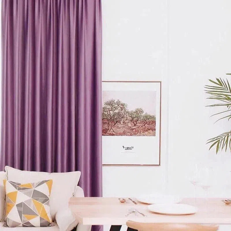 Rideau violet élégant pour salon moderne, ajoutant une touche de couleur vive à la décoration intérieure. Idéal pour créer une ambiance chaleureuse et accueillante. Parfait pour les espaces lumineux, ce rideau se marie bien avec des accessoires de décoration comme des coussins géométriques ou des œuvres d'art murales subtiles.