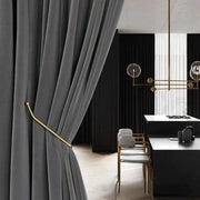 rideau gris foncé opacité totale moderne minimaliste attache métal doré chaise table noire luminaire