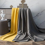 Deux rideaux élégants de couleur jaune et gris, disposés artistiquement dans un intérieur moderne avec un sol en bois et des éléments décoratifs raffinés, apportent une touche de sophistication et de style contemporain à votre espace de vie.