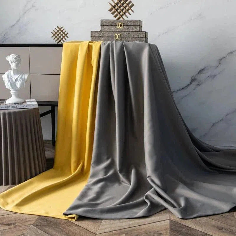 Deux rideaux élégants de couleur jaune et gris, disposés artistiquement dans un intérieur moderne avec un sol en bois et des éléments décoratifs raffinés, apportent une touche de sophistication et de style contemporain à votre espace de vie.