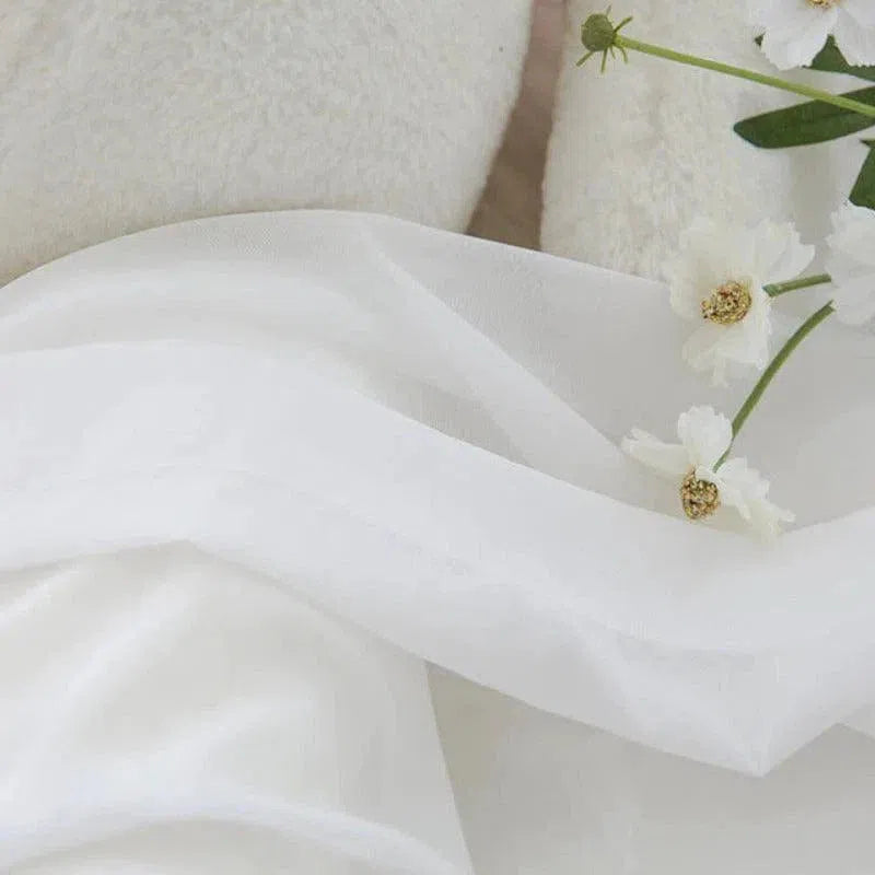 Rideau blanc élégant avec fleurs décoratives, idéal pour ajouter une touche de douceur et d'élégance à votre intérieur. Parfait pour la décoration de chambres et salons modernes.